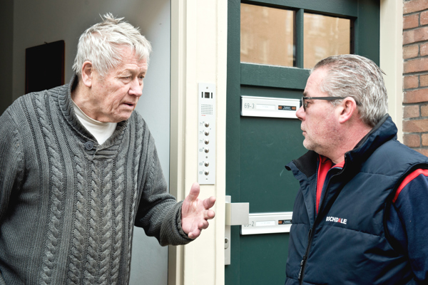 Twee bewoners bij voordeur.