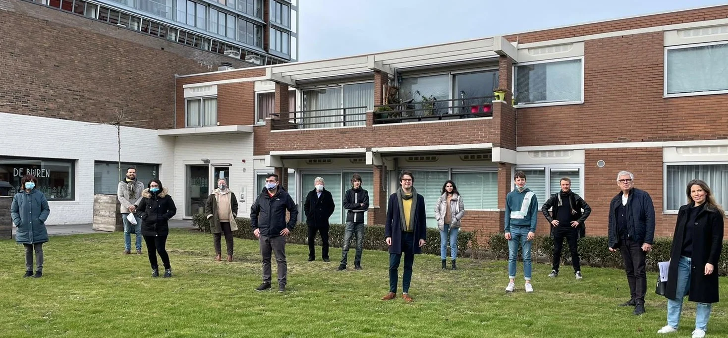 Foto van mensen in tuin staan 2 meter van elkaar af