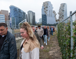 Een groep mensen loopt in een rij op een bouwplaats