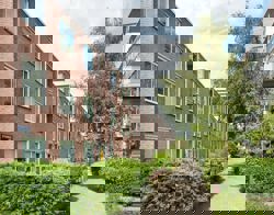 straat appartementen met groene bosjes