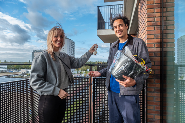 Rochdale medewerker draagt sleutel over aan nieuwe bewoner