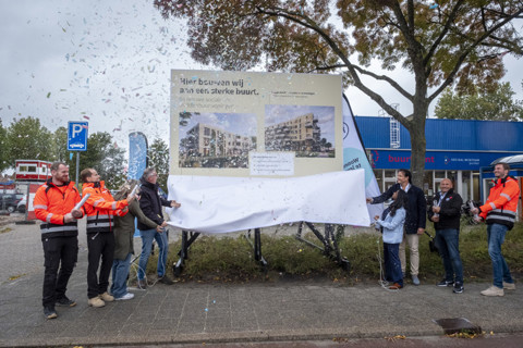 Bouwpartijen, gemeente Purmerend en Rochdale onthullen het bouwbord waarop informatie staat over het nieuwbouwproject in Purmerend-Zuid.