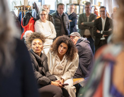 Buurtbewoners bij de bijeenkomst.